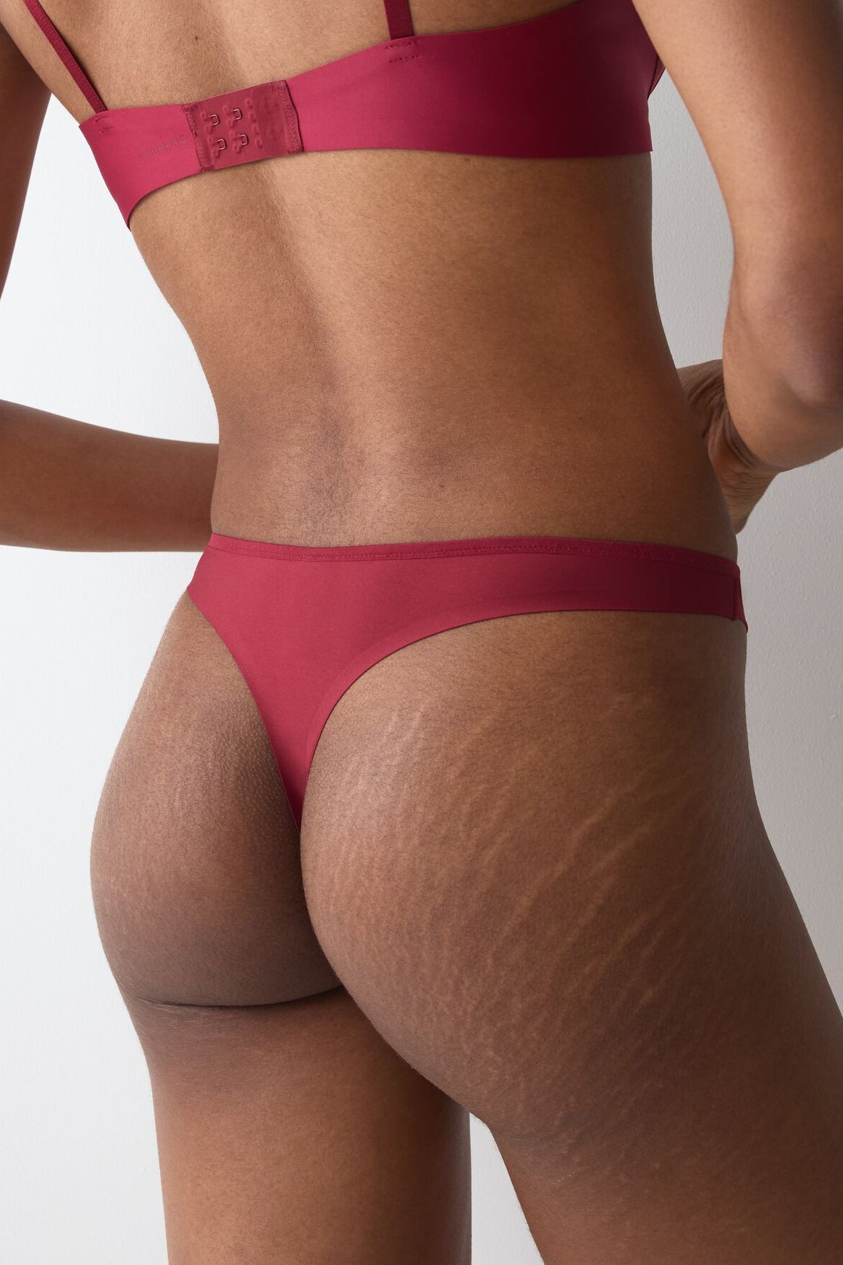 String+Love in Lace+Farbe Red Musk