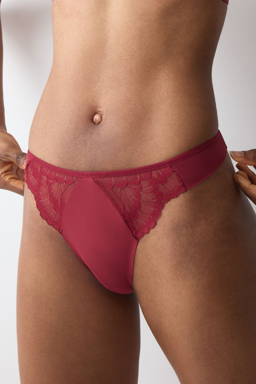 String+Love in Lace+Farbe Red Musk