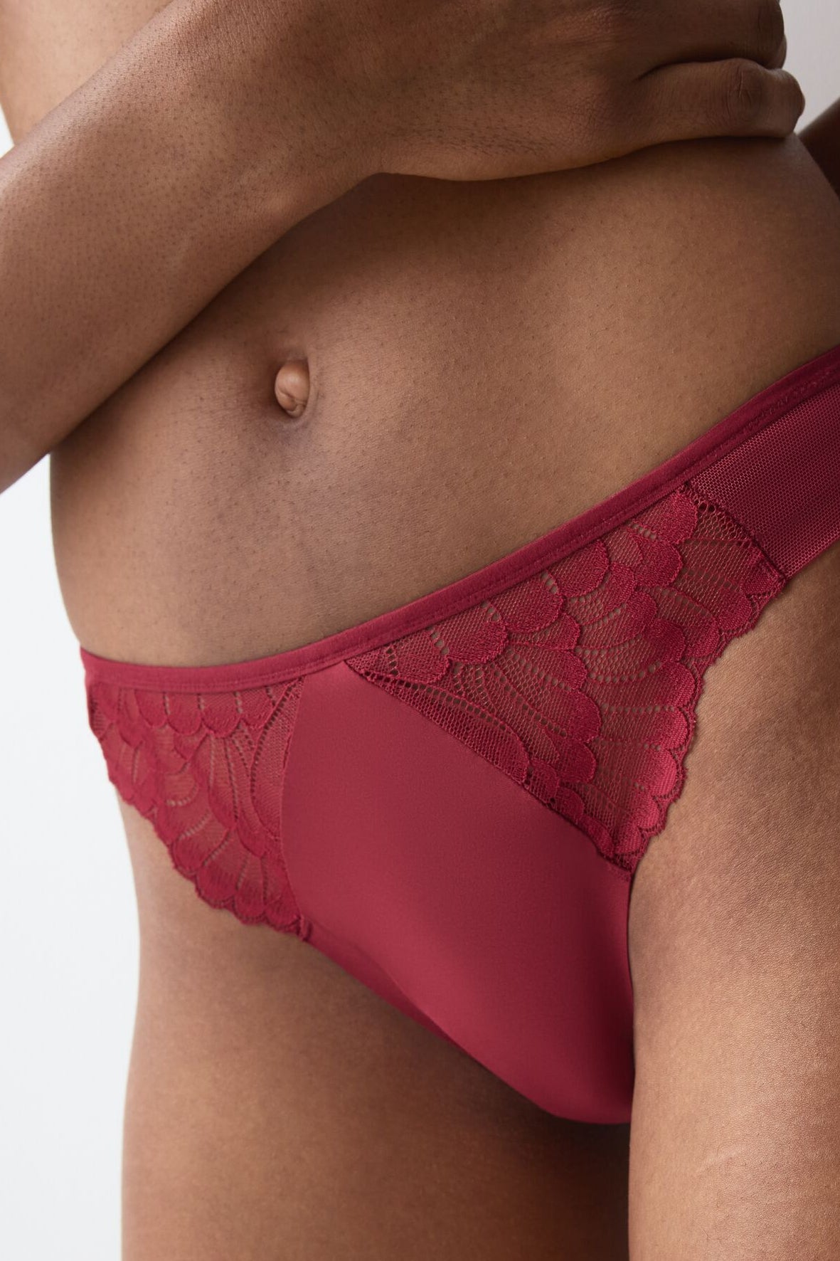 String+Love in Lace+Farbe Red Musk
